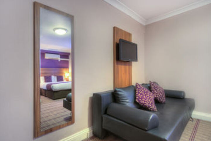 Room 25 of 28