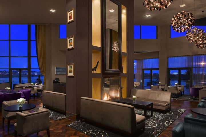 Lounge 44 of 56