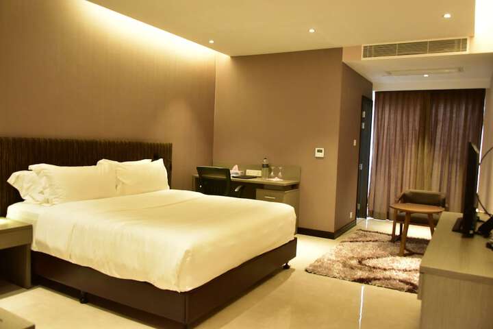 Room 6 of 14