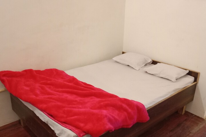 Room 6 of 13