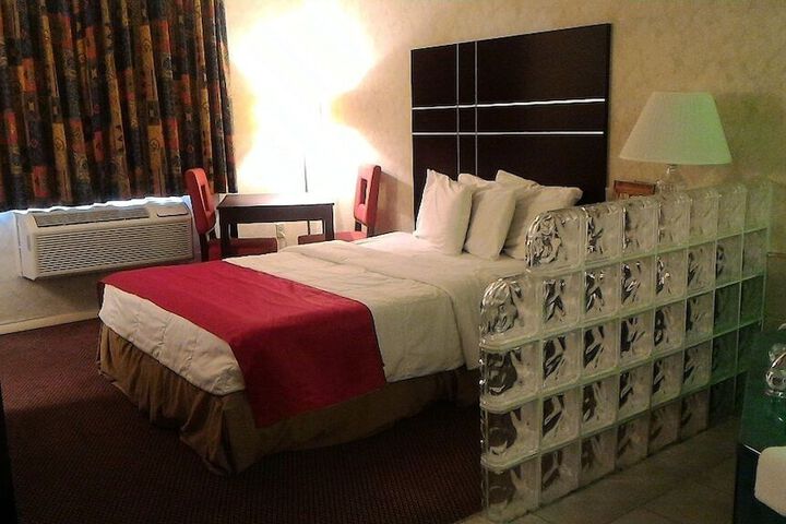 Room 10 of 20