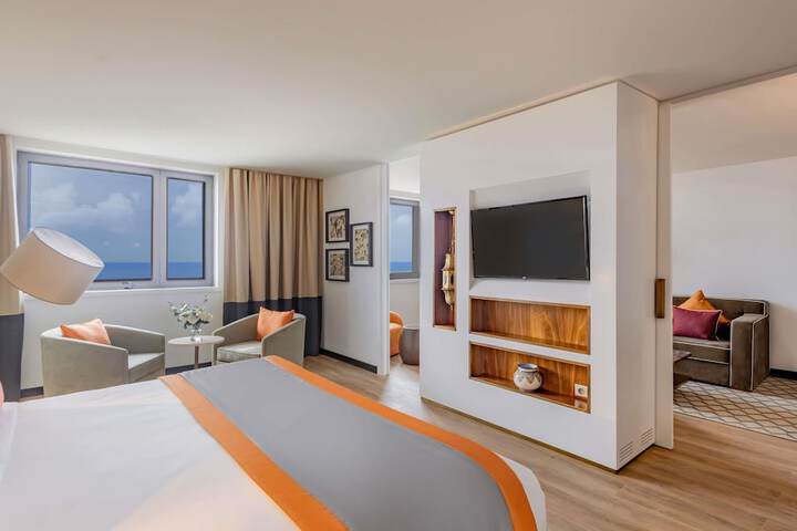 Room 13 of 106