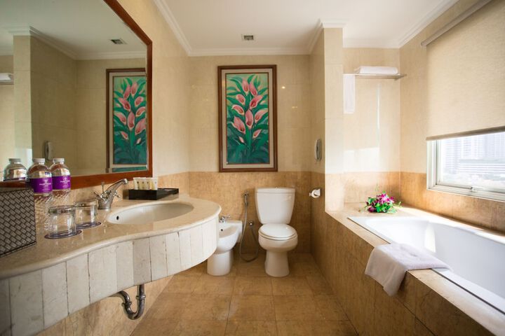 Deep soaking bathtub