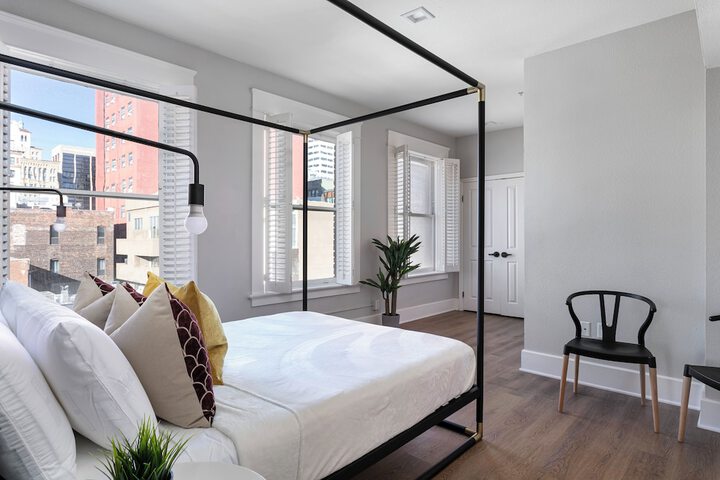 Room 72 of 200