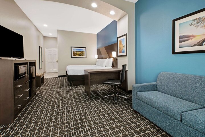 1 King Bed (4 of 9)