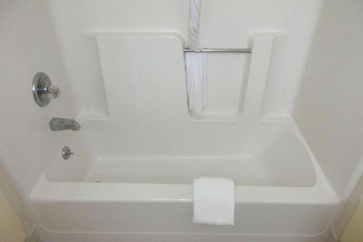 2 Queen Beds (3 of 5)