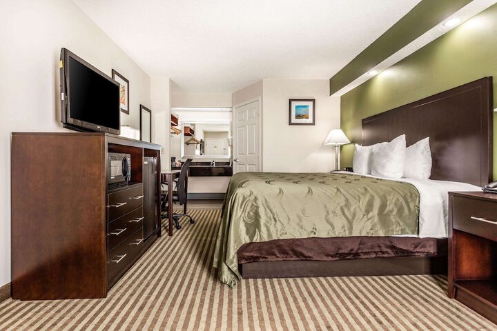 1 King Bed Accessible (3 of 7)