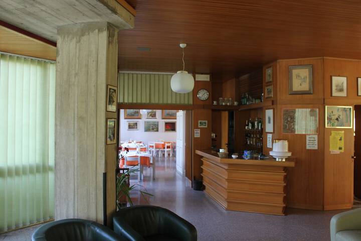 Lounge 32 of 48