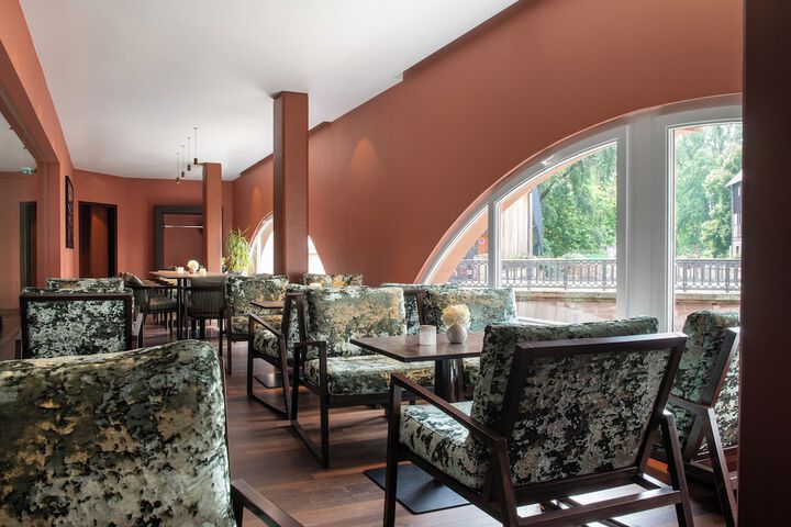 Lounge 84 of 101