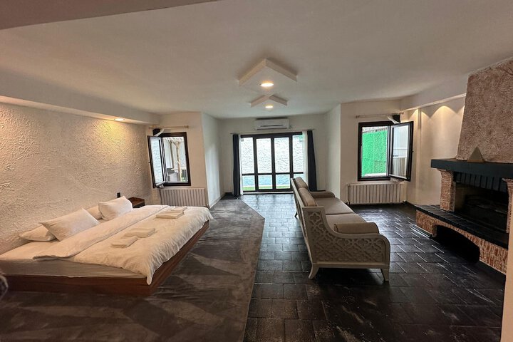 Room 15 of 104