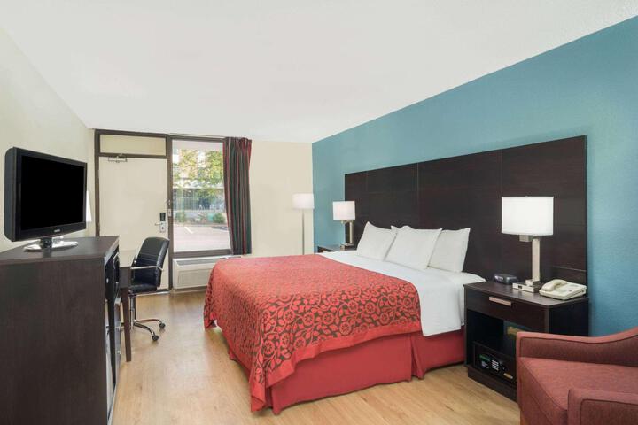 1 Queen Bed (6 of 7)