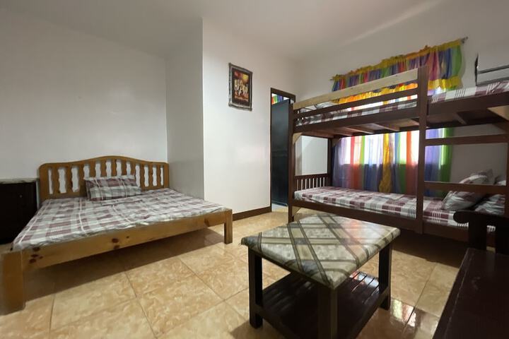 Room 33 of 200