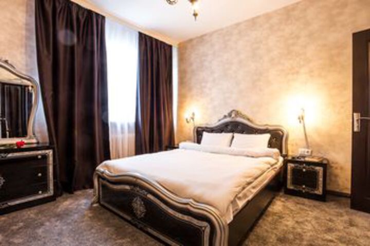 Room 4 of 12