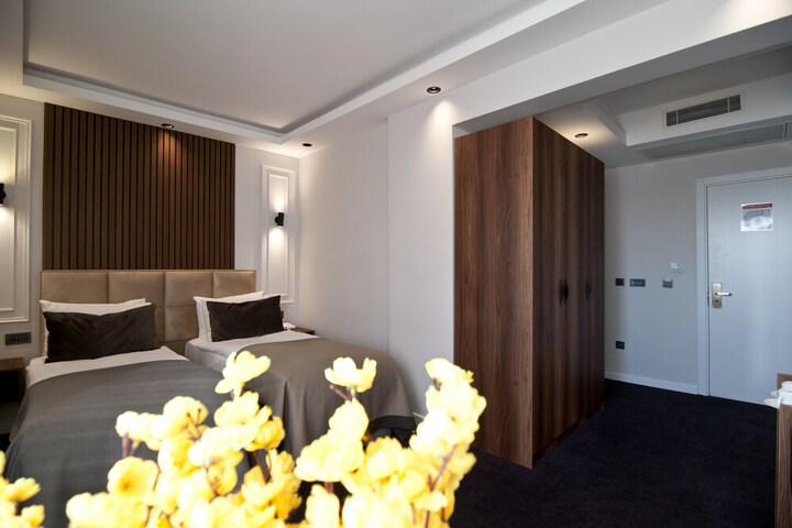 Room 43 of 76