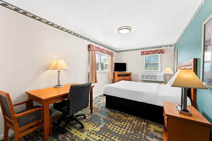 1 Queen Bed (5 of 13)