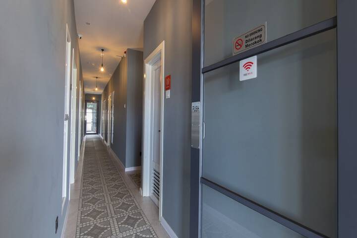 Ballroom/Hall 18 of 27
