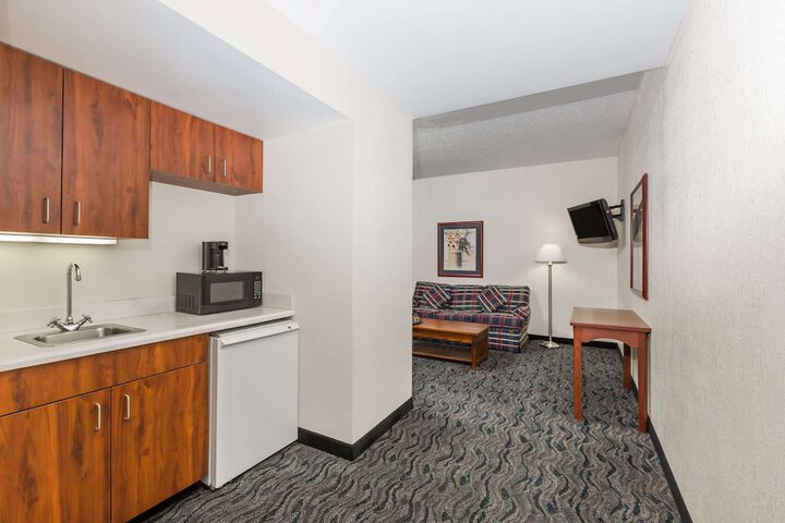 1 King Bed Suite (3 of 9)