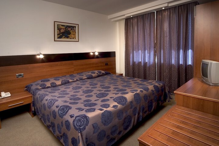 Room 9 of 70
