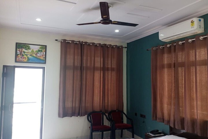 Room 16 of 38