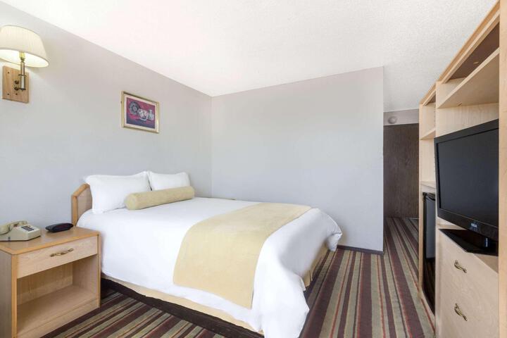 1 Queen Bed (6 of 9)