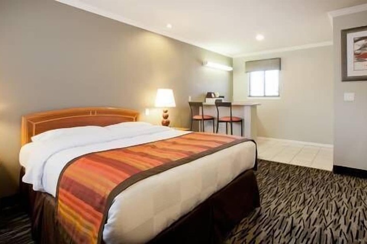 1 Queen Bed (10 of 16)