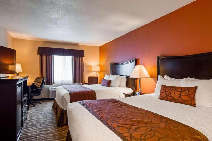 2 Queen Beds Microwave and Refrigerator Full Breakfast (4 of 4)