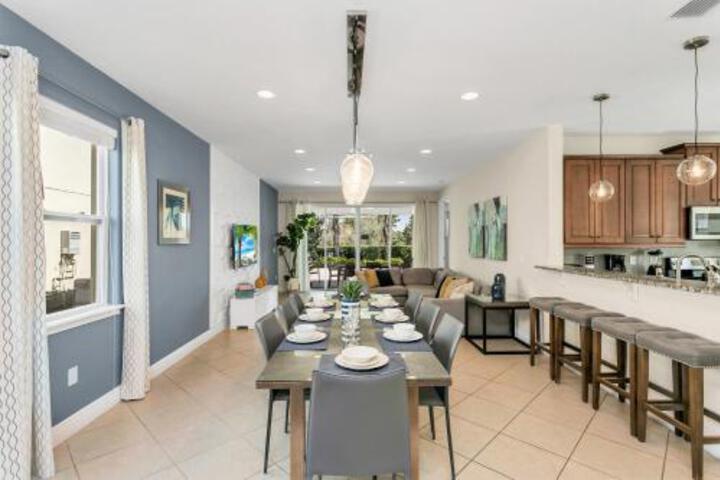 Six Bedrooms with Private Pool and Spa in Orlando, FL