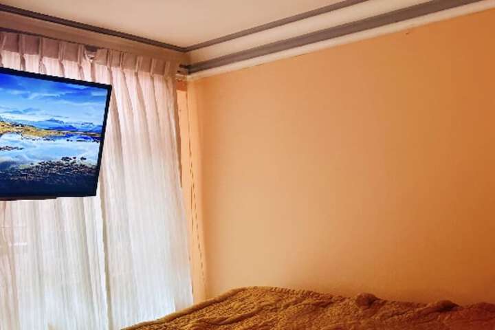 Room 6 of 8