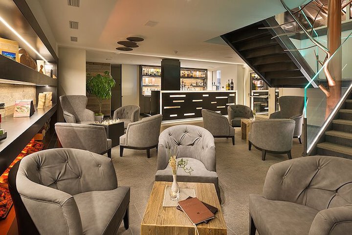 Lounge 143 of 162