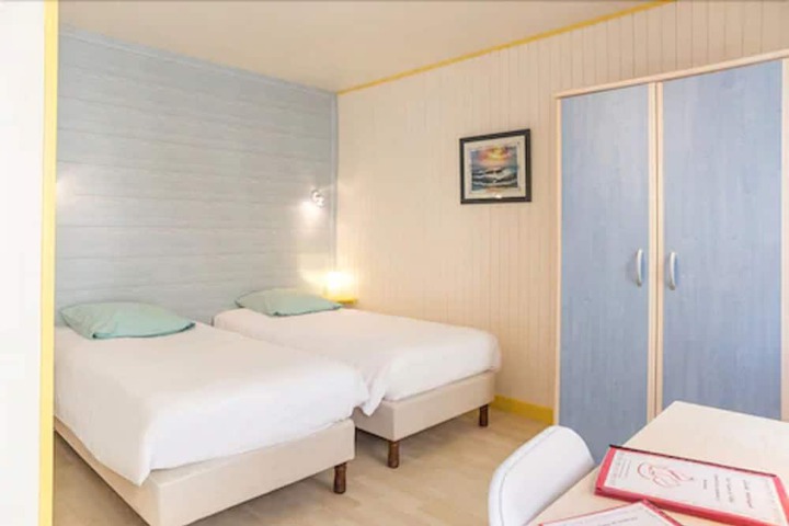 Room 4 of 25