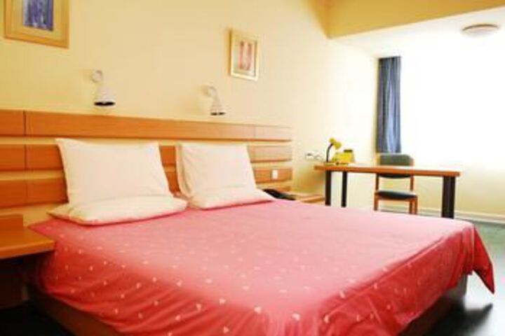 Room 10 of 31
