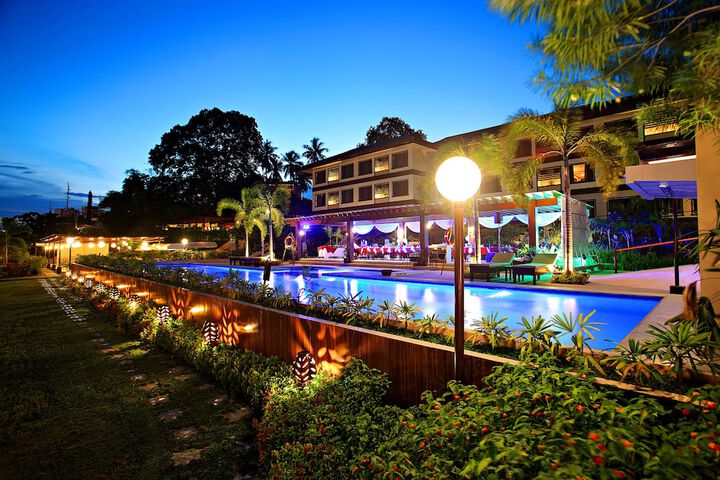 Hotel with Pool
