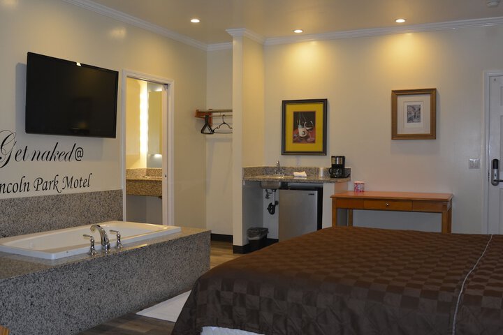 Honeymoon Suite (2 of 5)