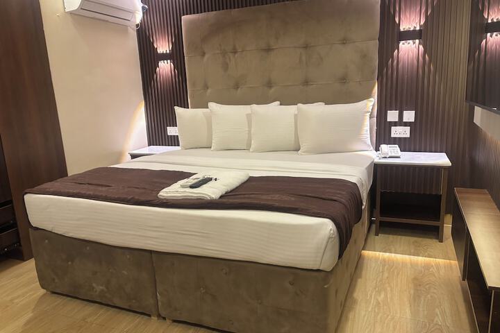 Room 10 of 26