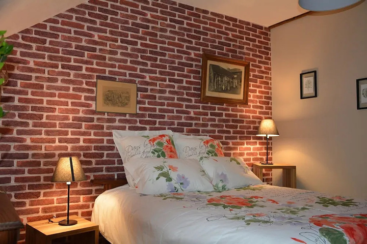 Room 5 of 18