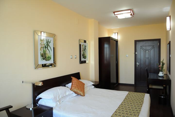Room 10 of 20