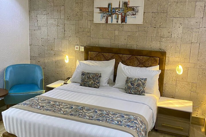 Room 6 of 30