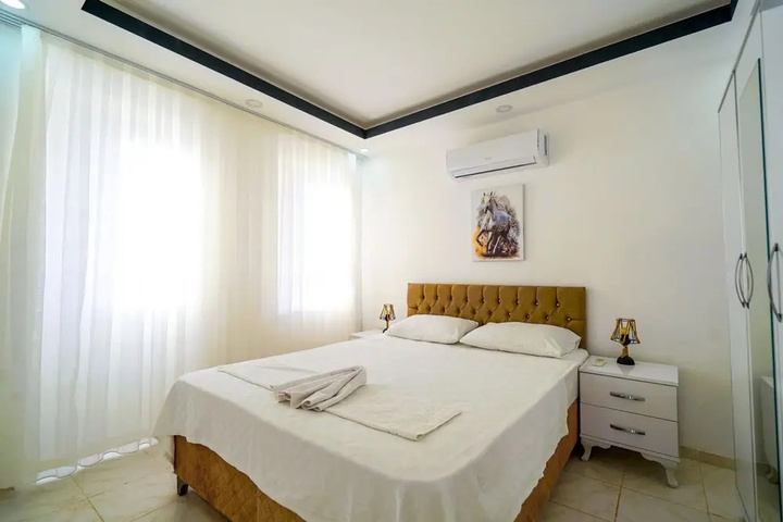 Room 4 of 9