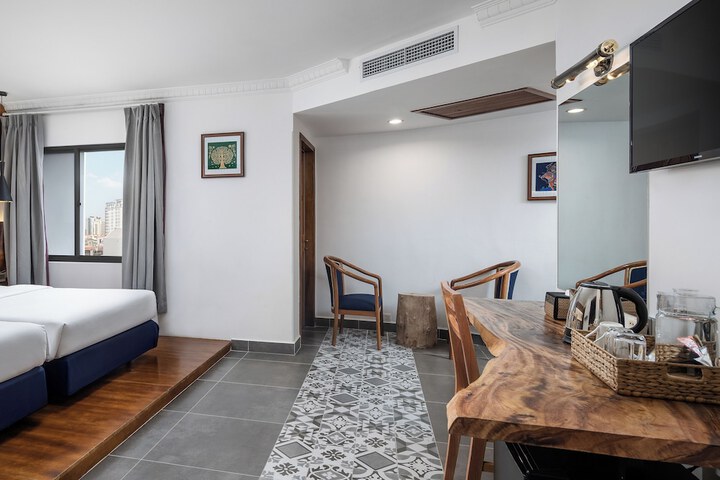 Room 6 of 16