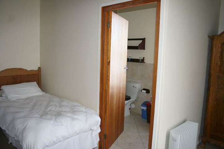 Room 33 of 198