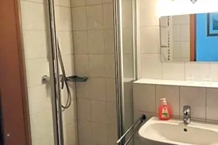 Room 6 of 15