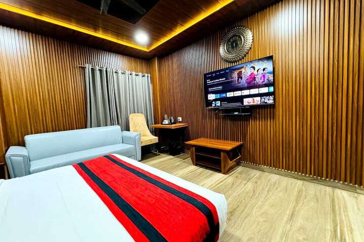 Room 4 of 9