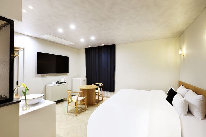 Room 7 of 61