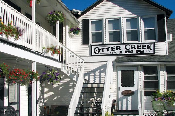 Exterior of Otter Creek Inn