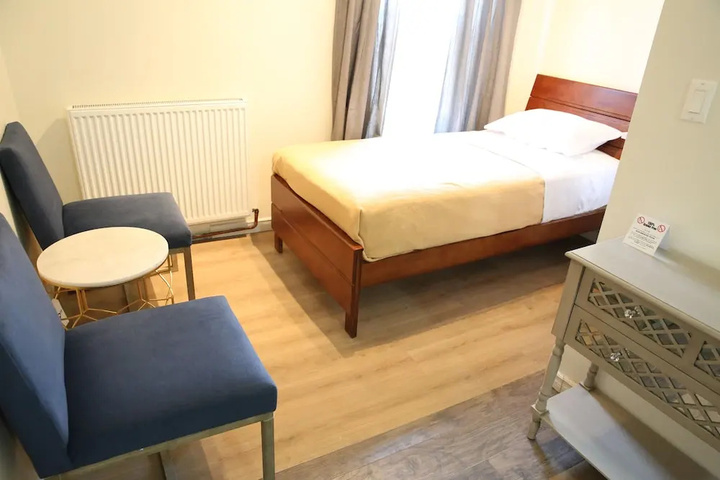 Room 6 of 11