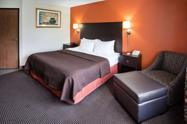 1 King Bed (5 of 17)