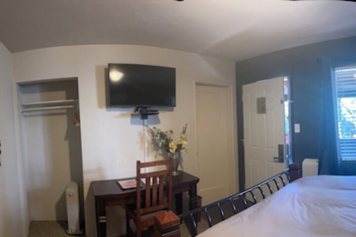 1 Queen Bed (27 of 47)