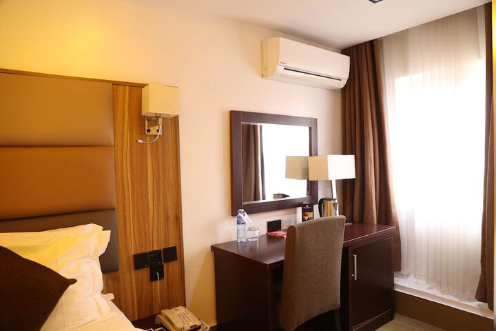 Room 12 of 27