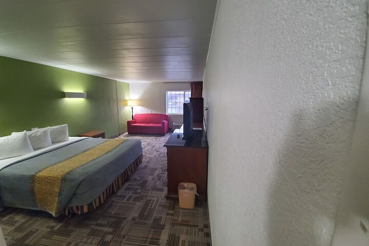 1 King Bed (8 of 13)