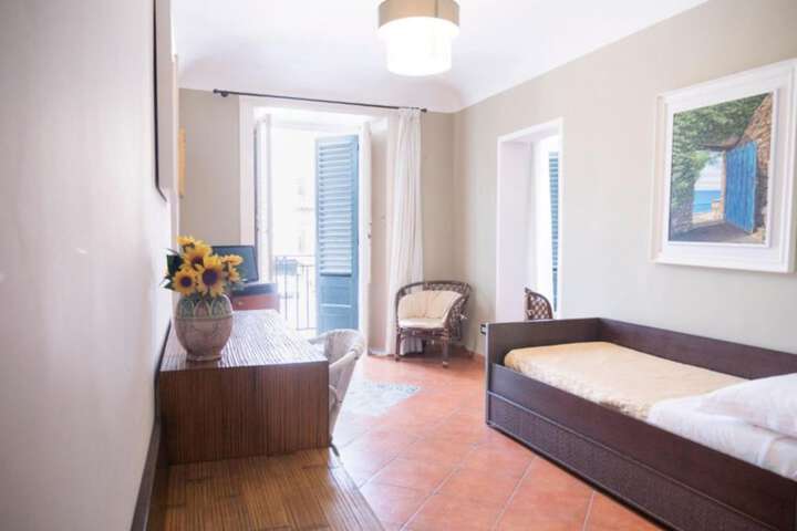 Room 4 of 40